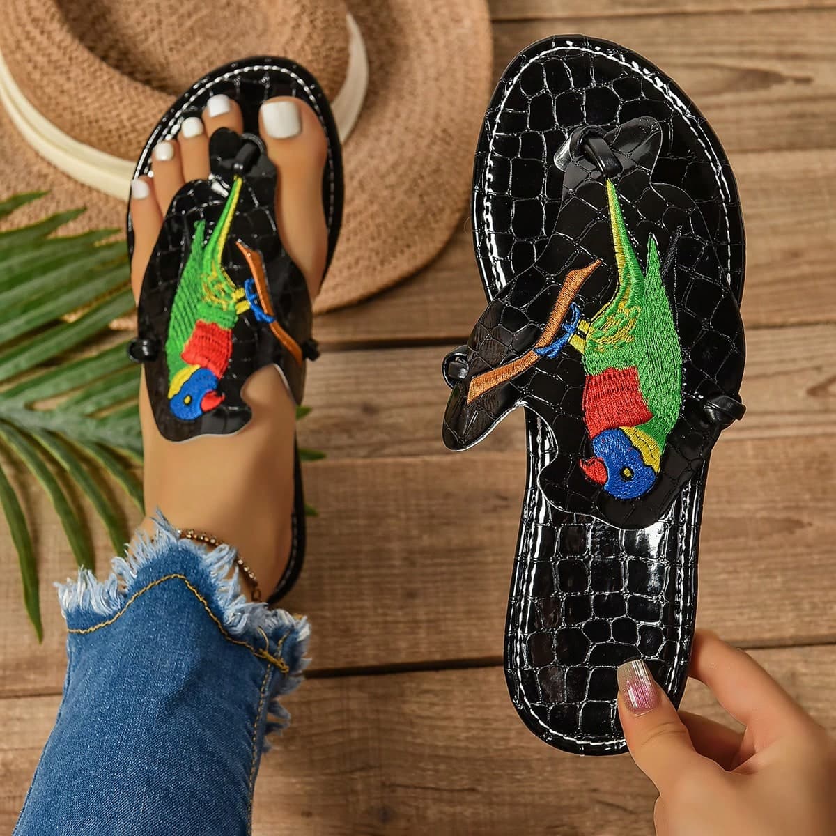 Sandales plates décontractées pour femmes embellies d'oiseaux en soldes d'été, à la mode et jolies